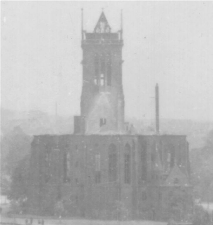 Kirche in zerstörter Stadt